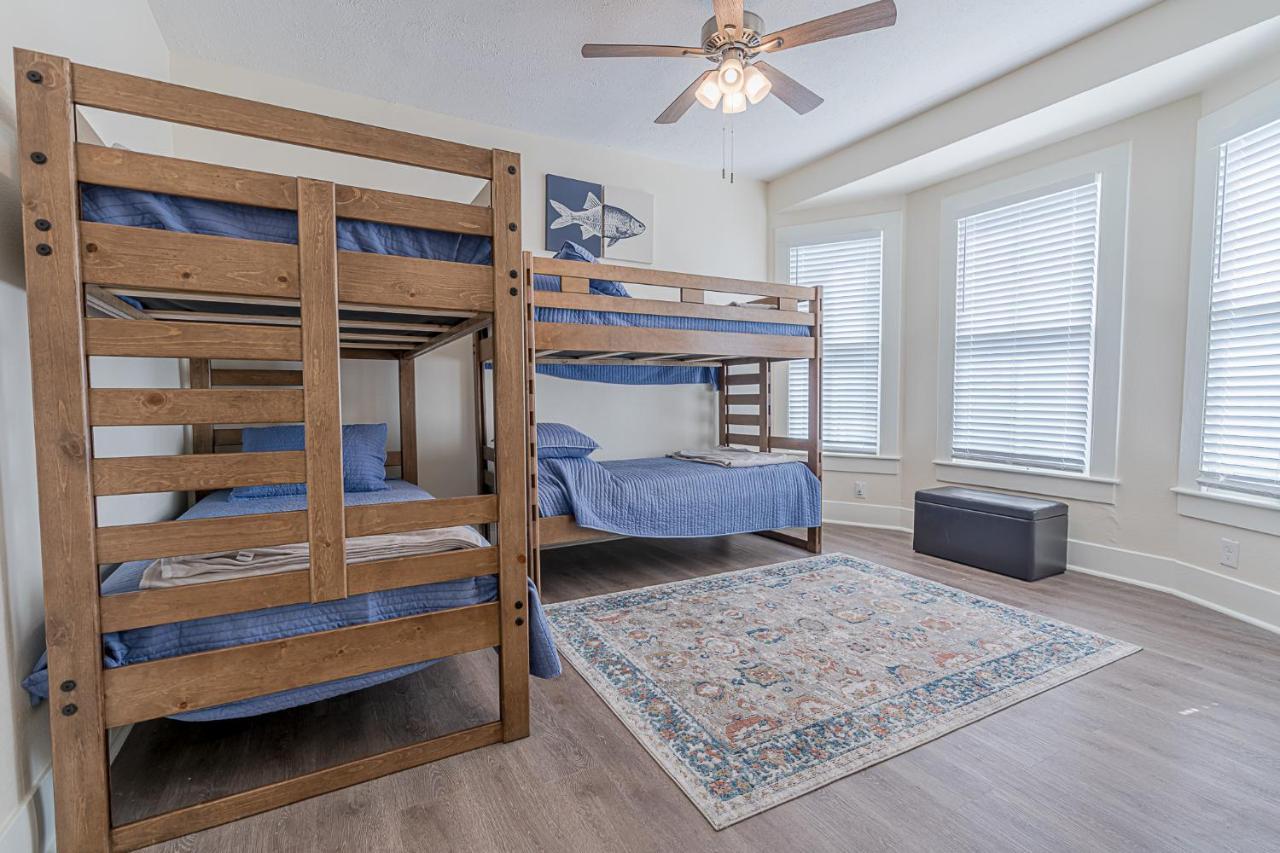 Uptown Cottage Newly Updated Home Near The Strand Galveston Harbor And Utmb ภายนอก รูปภาพ