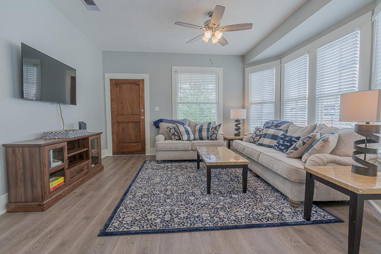 Uptown Cottage Newly Updated Home Near The Strand Galveston Harbor And Utmb ภายนอก รูปภาพ